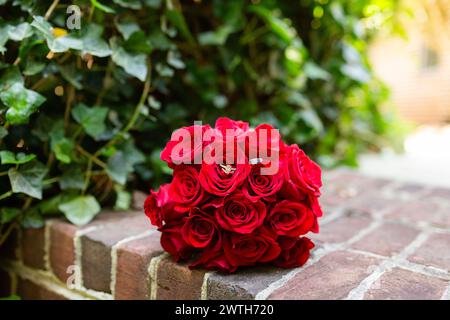 Rote Rosen und Diamantringe auf gemauerten Stufen Stockfoto