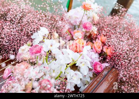 Rosa, orange, weiße Blüten auf Wassertaxis in Venedig Italien Stockfoto