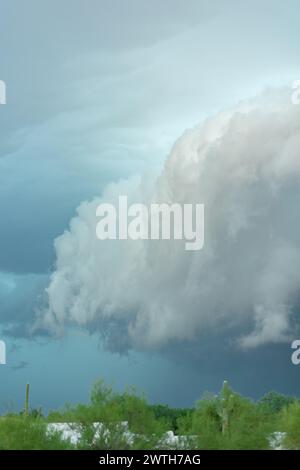 Bewölkter Himmel mit Sturm über der Wüste Stockfoto