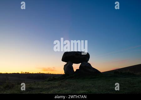 Der Teufelsden bei Dawn. Silhouette. Marlborough, Wiltshire, England Stockfoto