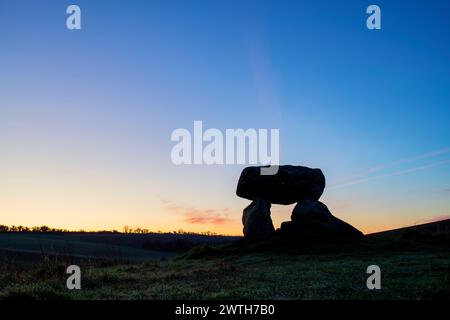 Der Teufelsden bei Dawn. Silhouette. Marlborough, Wiltshire, England Stockfoto