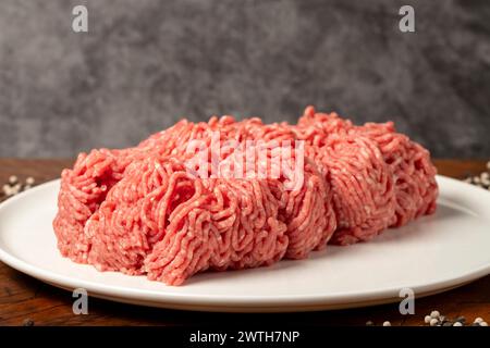 Hackfleisch. Fleischerprodukte. Frisches Hackfleisch auf dunklem Hintergrund. Nahaufnahme Stockfoto