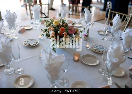 Eleganter weißer Tisch mit üppigen Blumenarrangements Stockfoto