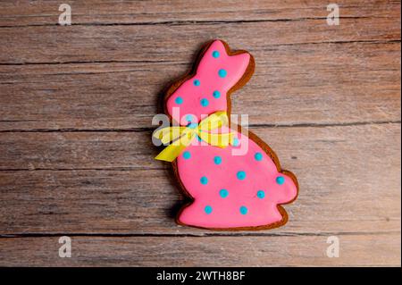 OsterLebkuchenkeks auf Holztisch. Hasenförmige Kekse für Ostern Stockfoto