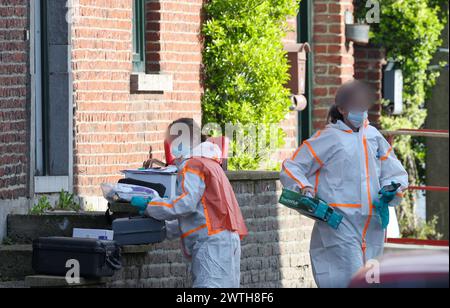 Charleroi, Belgien. März 2024. Mitglieder der technischen Einheit der Polizei inspizieren am Montag, den 18. März 2024, den Tatort eines Polizeieinsatzes in Lodelinsart, Charleroi. Eine Hausdurchsuchung eskalierte am frühen Montagmorgen, als der Bewohner begann, auf Polizisten zu schießen. Ein Mitglied der Sonderpolizei ist gestorben und mehrere wurden verletzt. Der Angreifer wurde angeblich neutralisiert. BELGA PHOTO VIRGINIE LEFOUR Credit: Belga News Agency/Alamy Live News Stockfoto