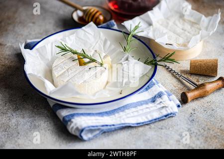 Keramikplatte mit Kopf Brie-Käse Stockfoto