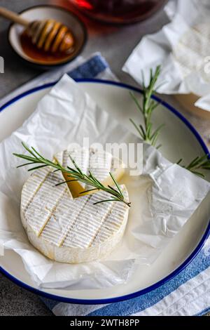 Keramikplatte mit Kopf Brie-Käse Stockfoto