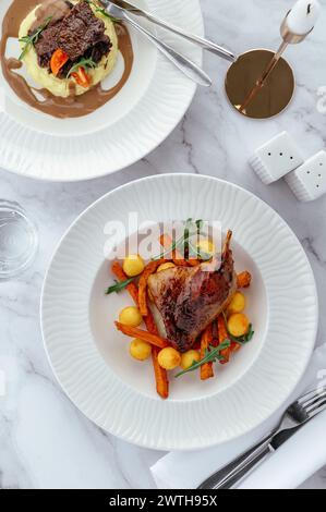 Gegrillte Ente mit Gemüse und Sauce auf einem Teller Stockfoto