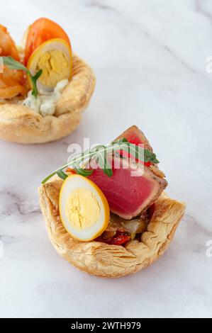 Blätterteigvorspeise mit Thunfisch, Ei und Sauce Stockfoto