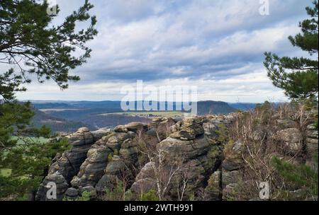 Blick vom Pfaffenstein in Schwarz-weiß. Wälder, Berge, Weite, Panorama. Landschaft aus dem Elbsandsteingebirge. Stockfoto
