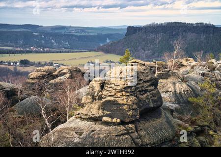 Blick vom Pfaffenstein in Schwarz-weiß. Wälder, Berge, Weite, Panorama. Landschaft aus dem Elbsandsteingebirge. Stockfoto