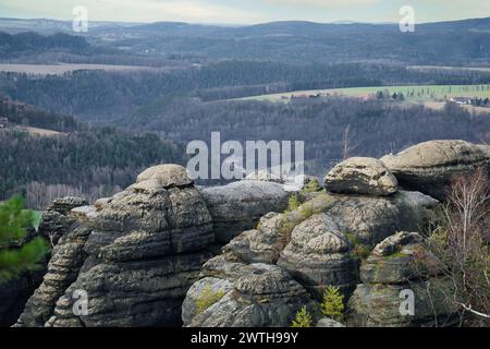 Blick vom Pfaffenstein in Schwarz-weiß. Wälder, Berge, Weite, Panorama. Landschaft aus dem Elbsandsteingebirge. Stockfoto