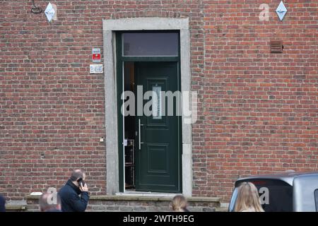 Charleroi, Belgien. März 2024. Die Vorderseite des Hauses befindet sich an der Stelle eines Polizeieinsatzes in Lodelinsart, Charleroi, am Sonntag, den 17. März 2024. Eine Hausdurchsuchung eskalierte am frühen Montagmorgen, als der Bewohner begann, auf Polizisten zu schießen. Ein Mitglied der Sonderpolizei ist gestorben und mehrere wurden verletzt. Der Angreifer wurde angeblich neutralisiert. BELGA PHOTO VIRGINIE LEFOUR Credit: Belga News Agency/Alamy Live News Stockfoto