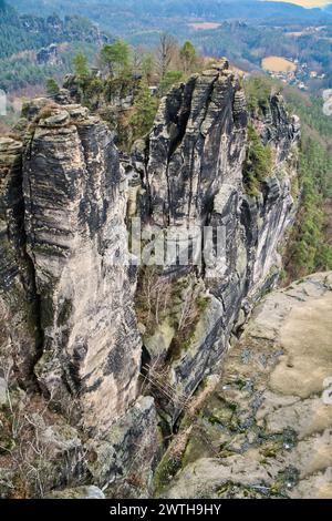 Zerklüftete Felsen an der Basteibridge. Großer Blick auf Bäume und Berge. Nationalpark in Deutschland Stockfoto