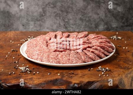 Fleischbällchen aus rohem Rindfleisch. Fleischerprodukte. Ungekochte Fleischbällchen auf dunklem Hintergrund Stockfoto