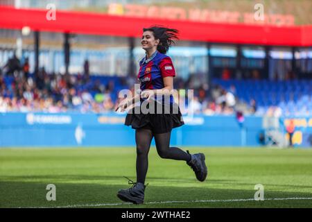 Barcelona, Spanien. März 2024. Barcelona, Spanien, 17. März 2024: Chiara Oliver (Operacion Triunfo 2024) nach dem Auftritt beim Liga-F-Fußballspiel zwischen dem FC Barcelona und UD Teneriffa im Johan Cruyff Stadium in Barcelona, Spanien (Judit Cartiel/SPP) Credit: SPP Sport Press Photo. /Alamy Live News Stockfoto