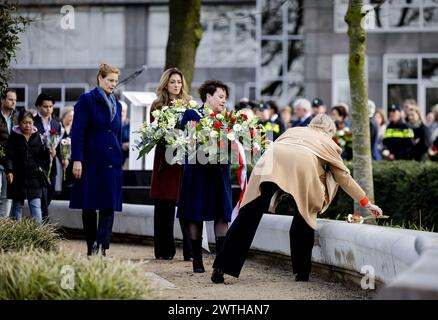 UTRECHT - Bürgermeister Sharon Dijksma und Minister für Justiz und Sicherheit Dilan Yesilgoz legten während des Gedenkens an den Straßenbahnangriff vom 18. März 2019 Blumen. Vier Menschen wurden getötet und mehrere verletzt, als Gökmen T. das Feuer in und um eine Stadtbahn auf dem Oktoberplein 24 eröffnete. Die Gedenkfeier wird zum letzten Mal jährlich stattfinden, von nun an alle fünf Jahre. ANP ROBIN VAN LONKHUIJSEN niederlande aus - belgien aus Stockfoto