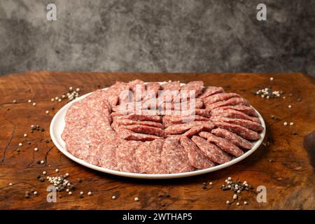 Fleischbällchen aus rohem Rindfleisch. Fleischerprodukte. Ungekochte Fleischbällchen auf dunklem Hintergrund Stockfoto