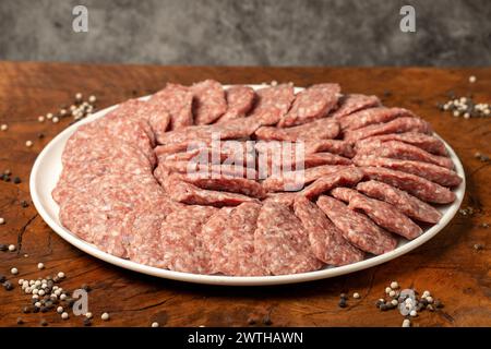 Fleischbällchen aus rohem Rindfleisch. Fleischerprodukte. Ungekochte Fleischbällchen auf dunklem Hintergrund Stockfoto