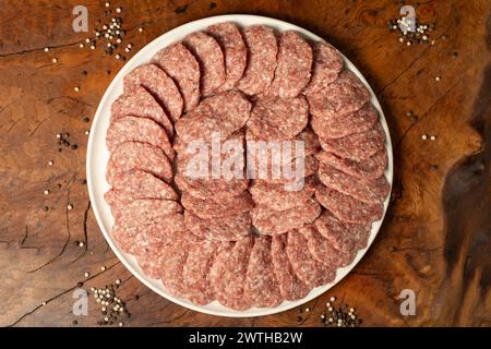 Fleischbällchen aus rohem Rindfleisch. Fleischerprodukte. Ungekochte Fleischbällchen auf dunklem Hintergrund. Draufsicht Stockfoto