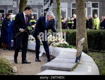 UTRECHT – Bürgermeister von den Haag (und ehemaliger Bürgermeister von Utrecht) Jan van Zanen legt Blumen während des Gedenkens an den Straßenbahnangriff vom 18. März 2019. Vier Menschen wurden getötet und mehrere verletzt, als Gökmen T. das Feuer in und um eine Stadtbahn auf dem Oktoberplein 24 eröffnete. Die Gedenkfeier wird zum letzten Mal jährlich stattfinden, von nun an alle fünf Jahre. ANP ROBIN VAN LONKHUIJSEN niederlande aus - belgien aus Stockfoto