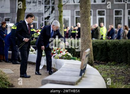 UTRECHT – Bürgermeister von den Haag (und ehemaliger Bürgermeister von Utrecht) Jan van Zanen legt Blumen während des Gedenkens an den Straßenbahnangriff vom 18. März 2019. Vier Menschen wurden getötet und mehrere verletzt, als Gökmen T. das Feuer in und um eine Stadtbahn auf dem Oktoberplein 24 eröffnete. Die Gedenkfeier wird zum letzten Mal jährlich stattfinden, von nun an alle fünf Jahre. ANP ROBIN VAN LONKHUIJSEN niederlande aus - belgien aus Stockfoto