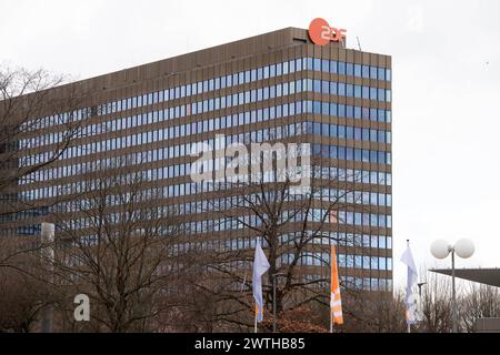 Das Sendezentrum 1 des ZDF, Zweites Deutsches Fernsehen, Aussenansicht, Logo, auf dem Mainzer Lerchenberg, 16.03.2024. *** Sendezentrum 1 des ZDF, zweites Deutsches Fernsehen, Außenansicht, Logo, auf dem Lerchenberg in Mainz, 16 03 2024 Stockfoto