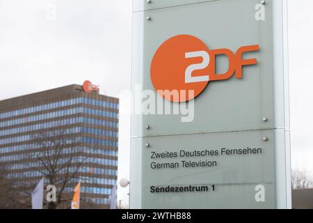 Das Sendezentrum 1 des ZDF, Zweites Deutsches Fernsehen, Aussenansicht, Logo, auf dem Mainzer Lerchenberg, 16.03.2024. *** Sendezentrum 1 des ZDF, zweites Deutsches Fernsehen, Außenansicht, Logo, auf dem Lerchenberg in Mainz, 16 03 2024 Stockfoto