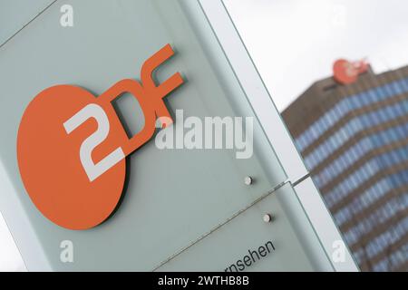 Das Sendezentrum 1 des ZDF, Zweites Deutsches Fernsehen, Aussenansicht, Logo, auf dem Mainzer Lerchenberg, 16.03.2024. *** Sendezentrum 1 des ZDF, zweites Deutsches Fernsehen, Außenansicht, Logo, auf dem Lerchenberg in Mainz, 16 03 2024 Stockfoto