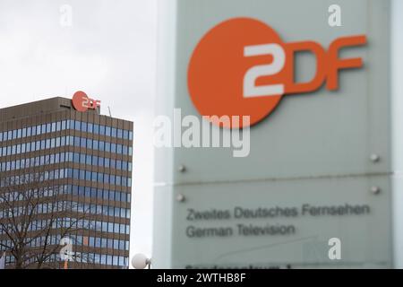 Das Sendezentrum 1 des ZDF, Zweites Deutsches Fernsehen, Aussenansicht, Logo, auf dem Mainzer Lerchenberg, 16.03.2024. *** Sendezentrum 1 des ZDF, zweites Deutsches Fernsehen, Außenansicht, Logo, auf dem Lerchenberg in Mainz, 16 03 2024 Stockfoto