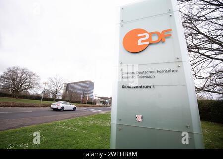 Das Sendezentrum 1 des ZDF, Zweites Deutsches Fernsehen, Aussenansicht, Logo, auf dem Mainzer Lerchenberg, 16.03.2024. *** Sendezentrum 1 des ZDF, zweites Deutsches Fernsehen, Außenansicht, Logo, auf dem Lerchenberg in Mainz, 16 03 2024 Stockfoto