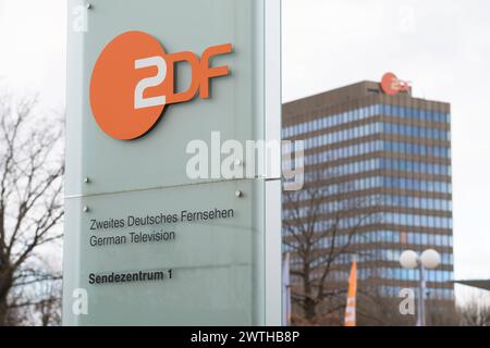 Das Sendezentrum 1 des ZDF, Zweites Deutsches Fernsehen, Aussenansicht, Logo, auf dem Mainzer Lerchenberg, 16.03.2024. *** Sendezentrum 1 des ZDF, zweites Deutsches Fernsehen, Außenansicht, Logo, auf dem Lerchenberg in Mainz, 16 03 2024 Stockfoto