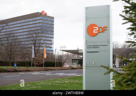 Das Sendezentrum 1 des ZDF, Zweites Deutsches Fernsehen, Aussenansicht, Logo, auf dem Mainzer Lerchenberg, 16.03.2024. *** Sendezentrum 1 des ZDF, zweites Deutsches Fernsehen, Außenansicht, Logo, auf dem Lerchenberg in Mainz, 16 03 2024 Stockfoto