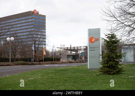 Das Sendezentrum 1 des ZDF, Zweites Deutsches Fernsehen, Aussenansicht, Logo, auf dem Mainzer Lerchenberg, 16.03.2024. *** Sendezentrum 1 des ZDF, zweites Deutsches Fernsehen, Außenansicht, Logo, auf dem Lerchenberg in Mainz, 16 03 2024 Stockfoto