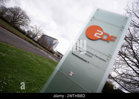 Das Sendezentrum 1 des ZDF, Zweites Deutsches Fernsehen, Aussenansicht, Logo, auf dem Mainzer Lerchenberg, 16.03.2024. *** Sendezentrum 1 des ZDF, zweites Deutsches Fernsehen, Außenansicht, Logo, auf dem Lerchenberg in Mainz, 16 03 2024 Stockfoto