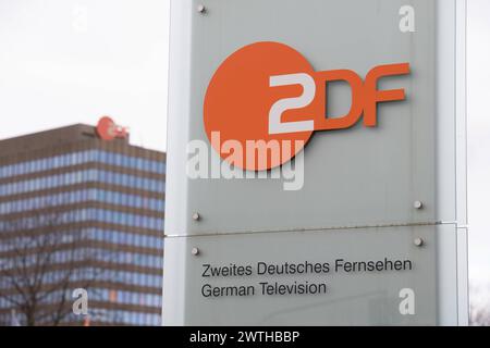 Das Sendezentrum 1 des ZDF, Zweites Deutsches Fernsehen, Aussenansicht, Logo, auf dem Mainzer Lerchenberg, 16.03.2024. *** Sendezentrum 1 des ZDF, zweites Deutsches Fernsehen, Außenansicht, Logo, auf dem Lerchenberg in Mainz, 16 03 2024 Stockfoto