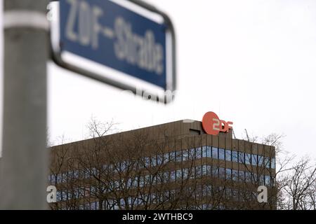 Das Sendezentrum 1 des ZDF, Zweites Deutsches Fernsehen, Aussenansicht, Logo, auf dem Mainzer Lerchenberg, 16.03.2024. *** Sendezentrum 1 des ZDF, zweites Deutsches Fernsehen, Außenansicht, Logo, auf dem Lerchenberg in Mainz, 16 03 2024 Stockfoto