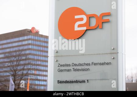 Das Sendezentrum 1 des ZDF, Zweites Deutsches Fernsehen, Aussenansicht, Logo, auf dem Mainzer Lerchenberg, 16.03.2024. *** Sendezentrum 1 des ZDF, zweites Deutsches Fernsehen, Außenansicht, Logo, auf dem Lerchenberg in Mainz, 16 03 2024 Stockfoto