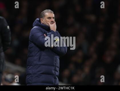 London, Großbritannien. März 2024. Ange Postecoglou, Manager von Tottenham Hotspur, sieht beim Spiel der Premier League im Craven Cottage in London zu. Der Bildnachweis sollte lauten: Paul Terry/Sportimage Credit: Sportimage Ltd/Alamy Live News Stockfoto