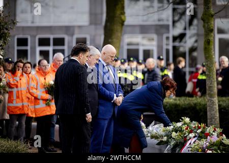 UTRECHT – Bürgermeister von den Haag (und ehemaliger Bürgermeister von Utrecht) Jan van Zanen und Ferdinand Grapperhaus, ehemaliger Minister für Justiz und Sicherheit, legten während des Gedenkens an den Straßenbahnangriff vom 18. März 2019 Blumen. Vier Menschen wurden getötet und mehrere weitere verletzt. Verletzt, als Gökmen T. das Feuer in und um eine Stadtbahn auf dem 24. Oktoberplein eröffnete. Die Gedenkfeier wird zum letzten Mal jährlich stattfinden, von nun an alle fünf Jahre. ANP ROBIN VAN LONKHUIJSEN niederlande aus - belgien aus Stockfoto