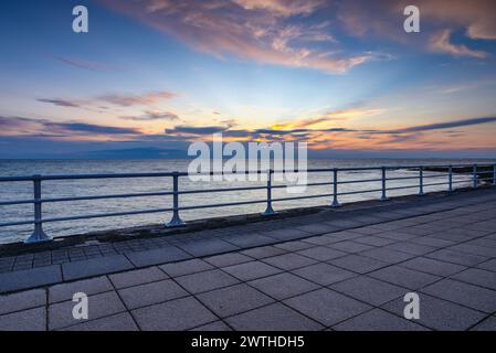 Ende des Tages auf der Promenade in Aberystwyth. Es ist ein Badeort mit einer langen Promenade und liegt an der walisischen Küste. Stockfoto