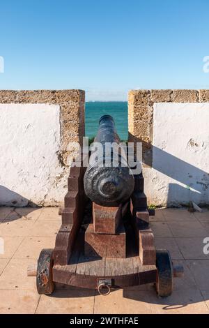 Kanone auf der alten Stadtmauer von Cádiz Stockfoto