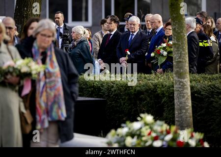 UTRECHT – Bürgermeister von den Haag (und ehemaliger Bürgermeister von Utrecht) Jan van Zanen und Ferdinand Grapperhaus, ehemaliger Minister für Justiz und Sicherheit, legten während des Gedenkens an den Straßenbahnangriff vom 18. März 2019 Blumen. Vier Menschen wurden getötet und mehrere weitere verletzt. Verletzt, als Gökmen T. das Feuer in und um eine Stadtbahn auf dem 24. Oktoberplein eröffnete. Die Gedenkfeier wird zum letzten Mal jährlich stattfinden, von nun an alle fünf Jahre. ANP ROBIN VAN LONKHUIJSEN niederlande aus - belgien aus Stockfoto