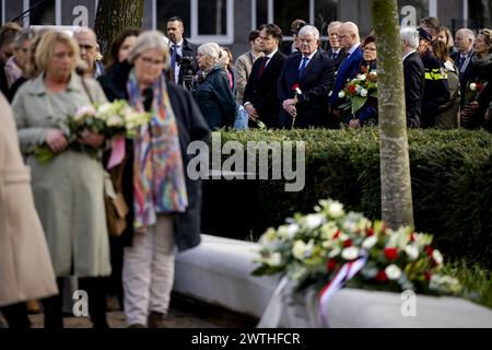 UTRECHT – Bürgermeister von den Haag (und ehemaliger Bürgermeister von Utrecht) Jan van Zanen und Ferdinand Grapperhaus, ehemaliger Minister für Justiz und Sicherheit, legten während des Gedenkens an den Straßenbahnangriff vom 18. März 2019 Blumen. Vier Menschen wurden getötet und mehrere weitere verletzt. Verletzt, als Gökmen T. das Feuer in und um eine Stadtbahn auf dem 24. Oktoberplein eröffnete. Die Gedenkfeier wird zum letzten Mal jährlich stattfinden, von nun an alle fünf Jahre. ANP ROBIN VAN LONKHUIJSEN niederlande aus - belgien aus Stockfoto