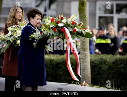 UTRECHT - Bürgermeister Sharon Dijksma und Minister für Justiz und Sicherheit Dilan Yesilgoz legten während des Gedenkens an den Straßenbahnangriff vom 18. März 2019 Blumen. Vier Menschen wurden getötet und mehrere verletzt, als Gökmen T. das Feuer in und um eine Stadtbahn auf dem Oktoberplein 24 eröffnete. Die Gedenkfeier wird zum letzten Mal jährlich stattfinden, von nun an alle fünf Jahre. ANP ROBIN VAN LONKHUIJSEN niederlande aus - belgien aus Stockfoto