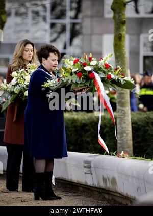 UTRECHT - Bürgermeister Sharon Dijksma und Minister für Justiz und Sicherheit Dilan Yesilgoz legten während des Gedenkens an den Straßenbahnangriff vom 18. März 2019 Blumen. Vier Menschen wurden getötet und mehrere verletzt, als Gökmen T. das Feuer in und um eine Stadtbahn auf dem Oktoberplein 24 eröffnete. Die Gedenkfeier wird zum letzten Mal jährlich stattfinden, von nun an alle fünf Jahre. ANP ROBIN VAN LONKHUIJSEN niederlande aus - belgien aus Stockfoto