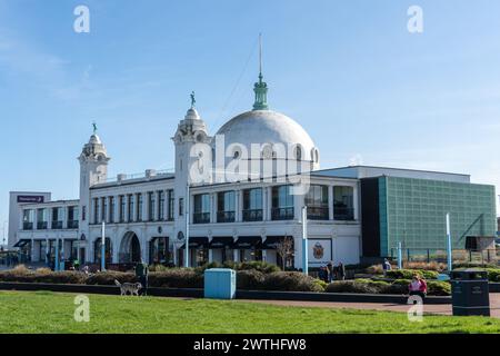 Der spanische Stadtkomplex mit Restaurants und Geschäften, auf der plaza in der Küstenstadt Whitley Bay, North Tyneside, Großbritannien Stockfoto