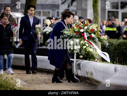 UTRECHT - Bürgermeister Sharon Dijksma und Minister für Justiz und Sicherheit Dilan Yesilgoz legten während des Gedenkens an den Straßenbahnangriff vom 18. März 2019 Blumen. Vier Menschen wurden getötet und mehrere verletzt, als Gökmen T. das Feuer in und um eine Stadtbahn auf dem Oktoberplein 24 eröffnete. Die Gedenkfeier wird zum letzten Mal jährlich stattfinden, von nun an alle fünf Jahre. ANP ROBIN VAN LONKHUIJSEN niederlande aus - belgien aus Stockfoto