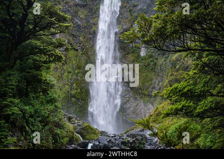 Der Devil's Punchbowl Wasserfall, Arthur's Pass, South Island, Neuseeland Stockfoto