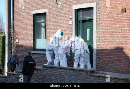 Charleroi, Belgien. März 2024. Mitglieder der technischen Einheit der Polizei inspizieren den Tatort einer Polizeioperation in Lodelinsart, Charleroi, Sonntag, den 17. März 2024. Eine Hausdurchsuchung eskalierte am frühen Montagmorgen, als der Bewohner begann, auf Polizisten zu schießen. Ein Mitglied der Sonderpolizei ist gestorben und mehrere wurden verletzt. Der Angreifer wurde angeblich neutralisiert. BELGA PHOTO VIRGINIE LEFOUR Credit: Belga News Agency/Alamy Live News Stockfoto